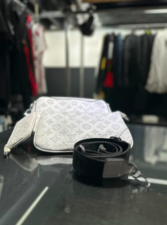 Louis Vuitton Morral sobre Louis Vuitton white 3 en 1 — Morrales