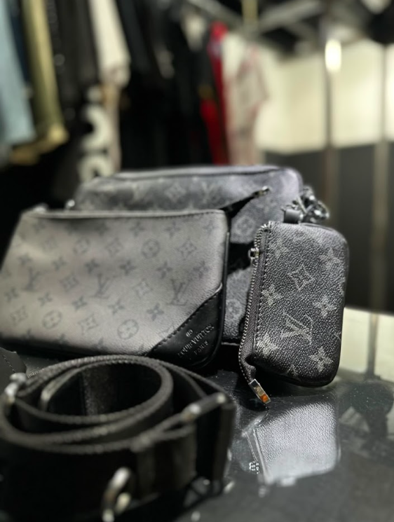 Louis Vuitton Morral sobre Louis Vuitton black 3 en 1 — Morrales